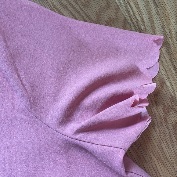 BANANA REPUBLIC || Scalloped Top in bright Guava Size Medium - Picture 4 of 8